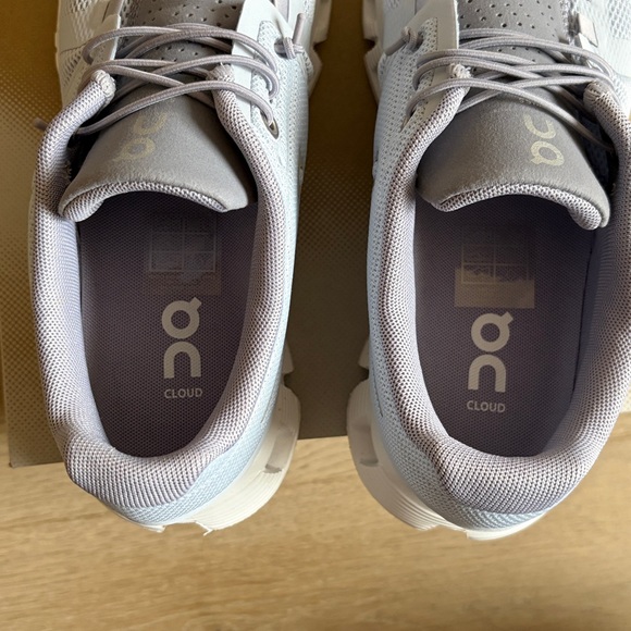 EUC on cloud 5 heather/fossil size 5.5 with original box and extra laces - Picture 8 of 16
